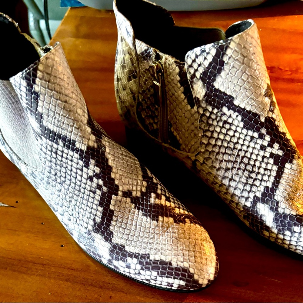 Munro Chelsea Zippered ankle boot. Worn ones in excellent condition.